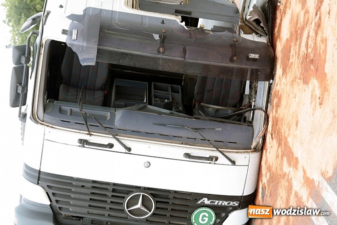 Zdjęcie w galerii na portalu naszwodzislaw.com: Groźny wypadek w Lubomi! Wywróciła się ciężarówka załadowana piaskiem wiadomości z regionu