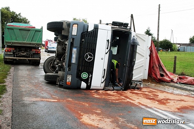 Zdjęcie w galerii na portalu naszwodzislaw.com: Groźny wypadek w Lubomi! Wywróciła się ciężarówka załadowana piaskiem wiadomości z regionu