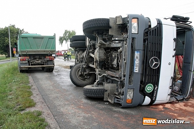 Zdjęcie w galerii na portalu naszwodzislaw.com: Groźny wypadek w Lubomi! Wywróciła się ciężarówka załadowana piaskiem wiadomości z regionu