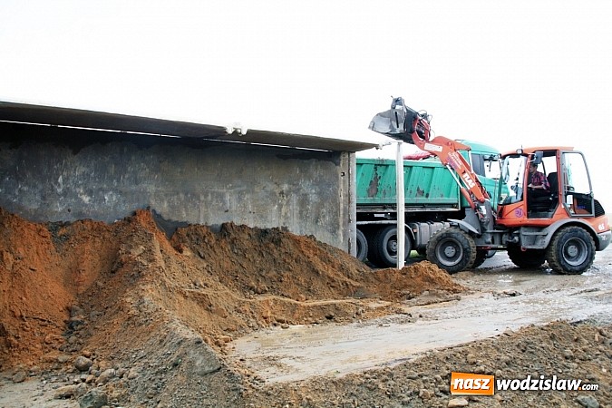 Zdjęcie w galerii na portalu naszwodzislaw.com: Groźny wypadek w Lubomi! Wywróciła się ciężarówka załadowana piaskiem wiadomości z regionu
