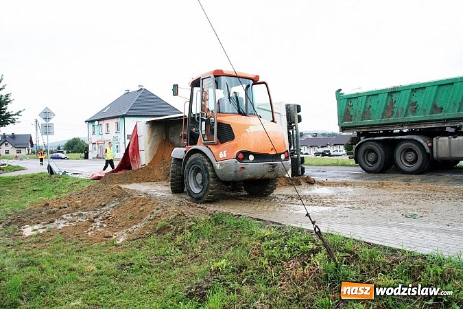 Zdjęcie w galerii na portalu naszwodzislaw.com: Groźny wypadek w Lubomi! Wywróciła się ciężarówka załadowana piaskiem wiadomości z regionu