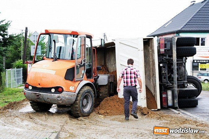 Zdjęcie w galerii na portalu naszwodzislaw.com: Groźny wypadek w Lubomi! Wywróciła się ciężarówka załadowana piaskiem wiadomości z regionu