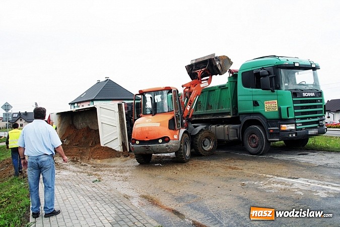 Zdjęcie w galerii na portalu naszwodzislaw.com: Groźny wypadek w Lubomi! Wywróciła się ciężarówka załadowana piaskiem wiadomości z regionu