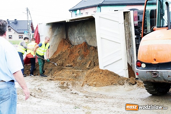 Zdjęcie w galerii na portalu naszwodzislaw.com: Groźny wypadek w Lubomi! Wywróciła się ciężarówka załadowana piaskiem wiadomości z regionu