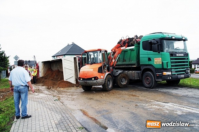 Zdjęcie w galerii na portalu naszwodzislaw.com: Groźny wypadek w Lubomi! Wywróciła się ciężarówka załadowana piaskiem wiadomości z regionu