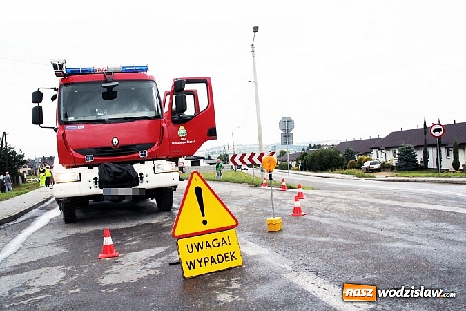 Zdjęcie w galerii na portalu naszwodzislaw.com: Groźny wypadek w Lubomi! Wywróciła się ciężarówka załadowana piaskiem wiadomości z regionu