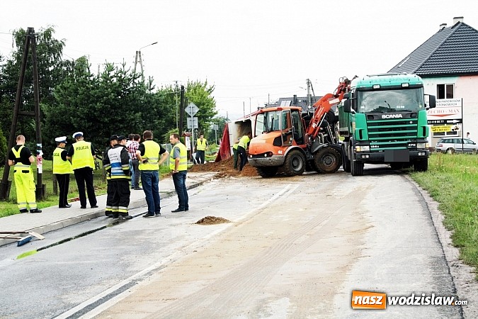 Zdjęcie w galerii na portalu naszwodzislaw.com: Groźny wypadek w Lubomi! Wywróciła się ciężarówka załadowana piaskiem wiadomości z regionu