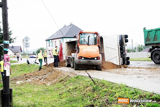 Zdjęcie w galerii na portalu naszwodzislaw.com: Groźny wypadek w Lubomi! Wywróciła się ciężarówka załadowana piaskiem wiadomości z regionu