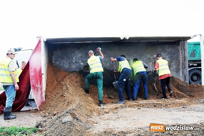 Zdjęcie w galerii na portalu naszwodzislaw.com: Groźny wypadek w Lubomi! Wywróciła się ciężarówka załadowana piaskiem wiadomości z regionu