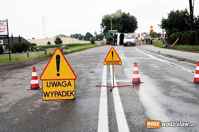 Zdjęcie w galerii na portalu naszwodzislaw.com: Groźny wypadek w Lubomi! Wywróciła się ciężarówka załadowana piaskiem wiadomości z regionu