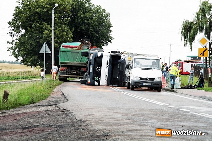 Zdjęcie w galerii na portalu naszwodzislaw.com: Groźny wypadek w Lubomi! Wywróciła się ciężarówka załadowana piaskiem wiadomości z regionu