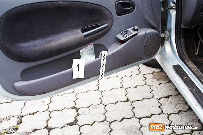 Zdjęcie w galerii na portalu naszwodzislaw.com: Kolejny nieodpowiedzialny kierowca w rękach policjant&oacute;w. W Samochodzie ujawniono dwa woreczki z suszem roślinnym wiadomości z regionu