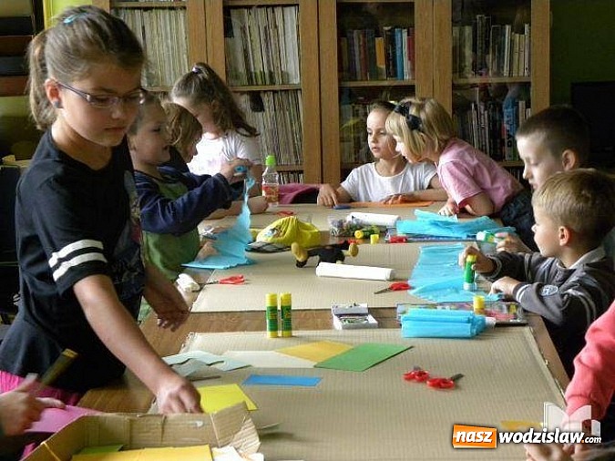 Zdjęcie w galerii na portalu naszwodzislaw.com: Jak mijają wakacje w bibliotece? wiadomości z regionu