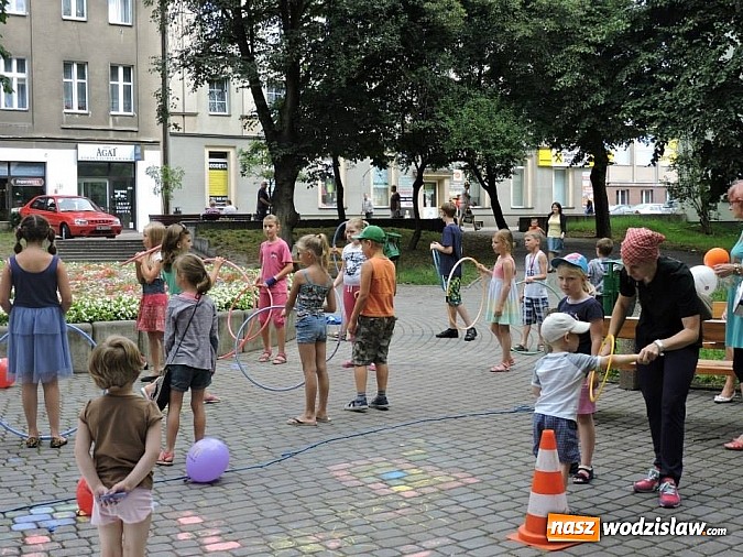Zdjęcie w galerii na portalu naszwodzislaw.com: W parku miejskim zagrali w dawne gry i zabawy wiadomości z regionu
