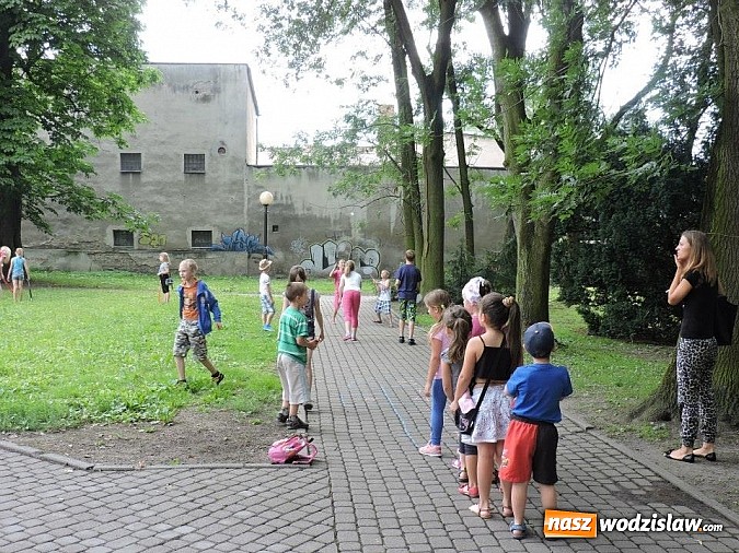 Zdjęcie w galerii na portalu naszwodzislaw.com: W parku miejskim zagrali w dawne gry i zabawy wiadomości z regionu