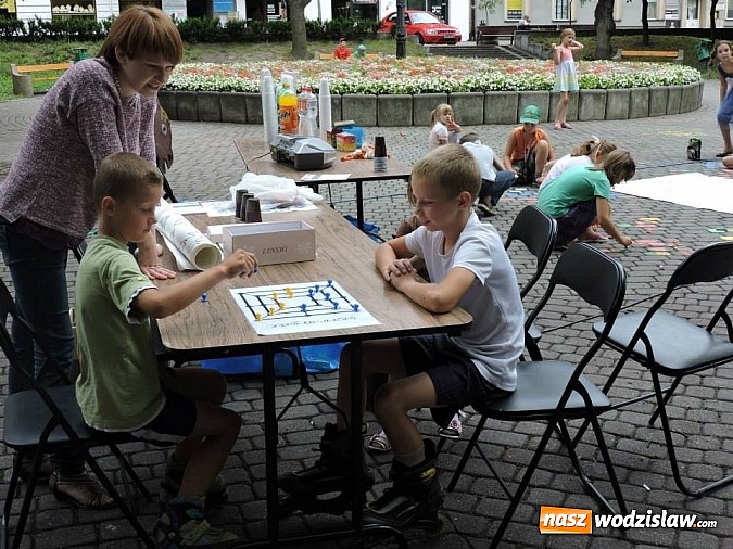 Zdjęcie w galerii na portalu naszwodzislaw.com: W parku miejskim zagrali w dawne gry i zabawy wiadomości z regionu