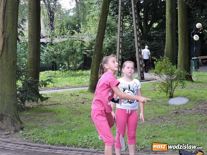 Zdjęcie w galerii na portalu naszwodzislaw.com: W parku miejskim zagrali w dawne gry i zabawy wiadomości z regionu