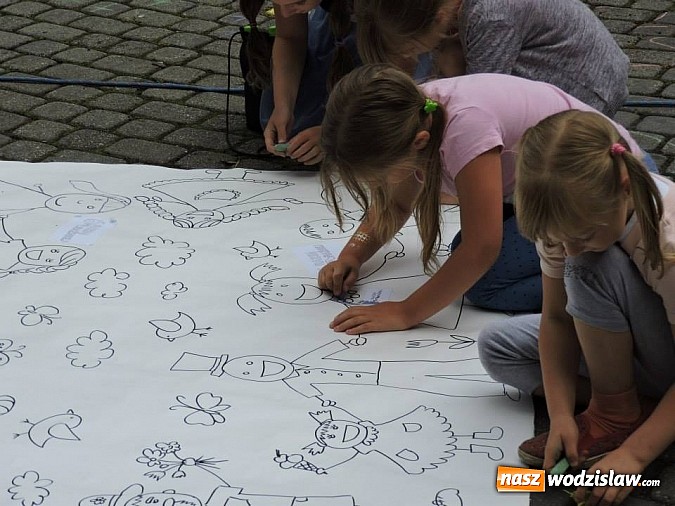 Zdjęcie w galerii na portalu naszwodzislaw.com: W parku miejskim zagrali w dawne gry i zabawy wiadomości z regionu