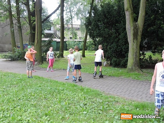 Zdjęcie w galerii na portalu naszwodzislaw.com: W parku miejskim zagrali w dawne gry i zabawy wiadomości z regionu