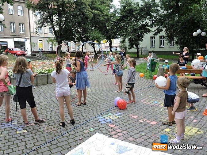 Zdjęcie w galerii na portalu naszwodzislaw.com: W parku miejskim zagrali w dawne gry i zabawy wiadomości z regionu