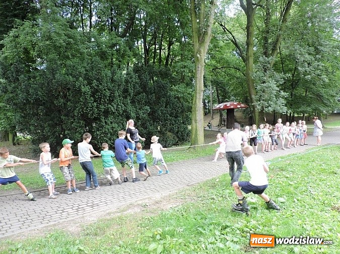 Zdjęcie w galerii na portalu naszwodzislaw.com: W parku miejskim zagrali w dawne gry i zabawy wiadomości z regionu