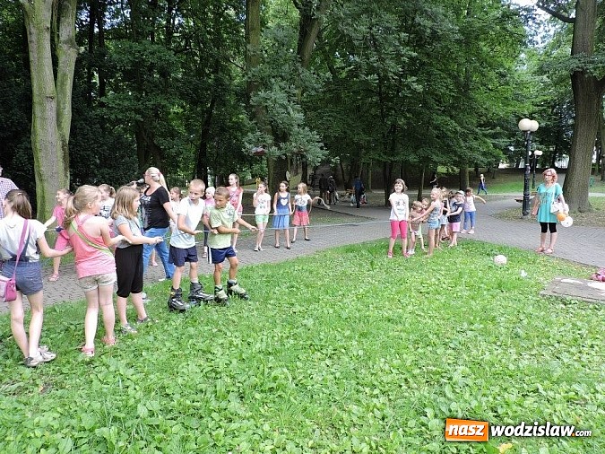 Zdjęcie w galerii na portalu naszwodzislaw.com: W parku miejskim zagrali w dawne gry i zabawy wiadomości z regionu