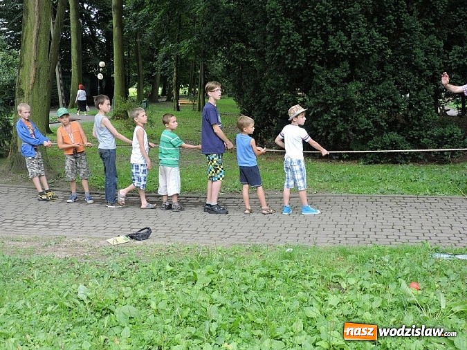 Zdjęcie w galerii na portalu naszwodzislaw.com: W parku miejskim zagrali w dawne gry i zabawy wiadomości z regionu
