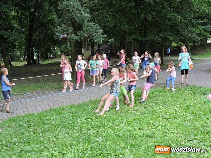 Zdjęcie w galerii na portalu naszwodzislaw.com: W parku miejskim zagrali w dawne gry i zabawy wiadomości z regionu
