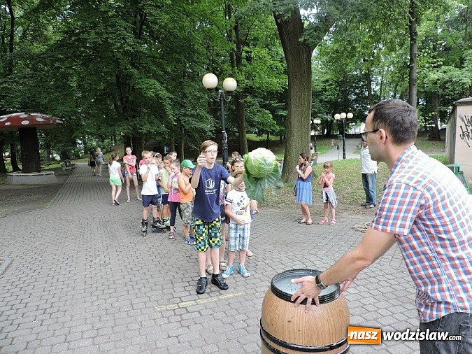 Zdjęcie w galerii na portalu naszwodzislaw.com: W parku miejskim zagrali w dawne gry i zabawy wiadomości z regionu