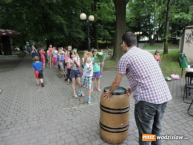Zdjęcie w galerii na portalu naszwodzislaw.com: W parku miejskim zagrali w dawne gry i zabawy wiadomości z regionu