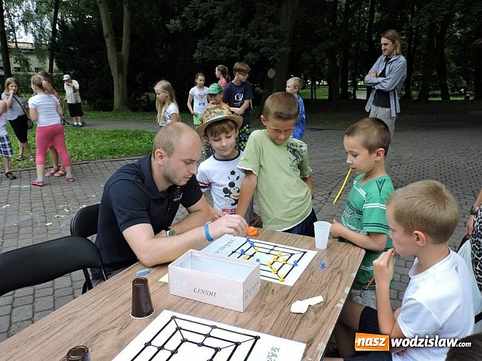Zdjęcie w galerii na portalu naszwodzislaw.com: W parku miejskim zagrali w dawne gry i zabawy wiadomości z regionu