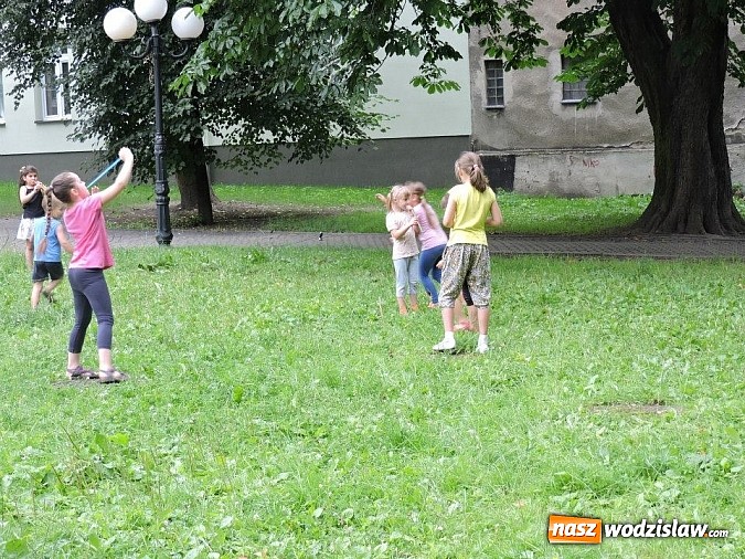 Zdjęcie w galerii na portalu naszwodzislaw.com: W parku miejskim zagrali w dawne gry i zabawy wiadomości z regionu