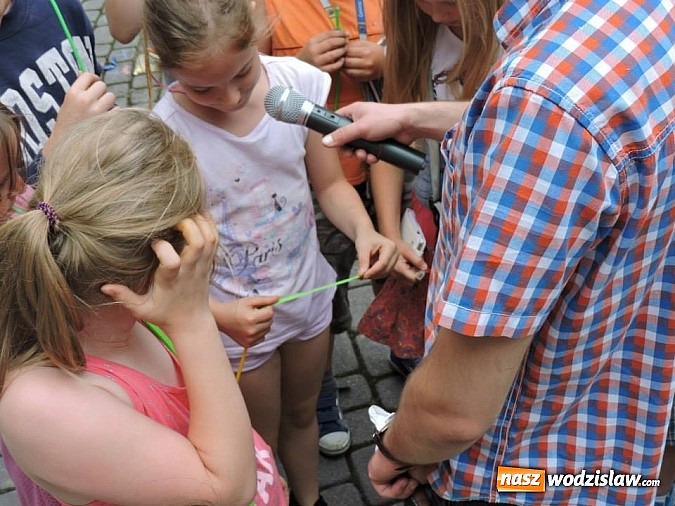 Zdjęcie w galerii na portalu naszwodzislaw.com: W parku miejskim zagrali w dawne gry i zabawy wiadomości z regionu