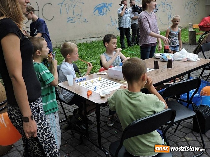 Zdjęcie w galerii na portalu naszwodzislaw.com: W parku miejskim zagrali w dawne gry i zabawy wiadomości z regionu