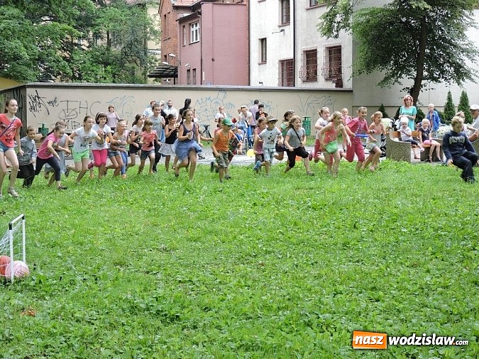 Zdjęcie w galerii na portalu naszwodzislaw.com: W parku miejskim zagrali w dawne gry i zabawy wiadomości z regionu