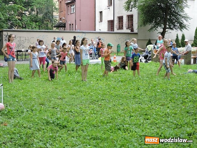 Zdjęcie w galerii na portalu naszwodzislaw.com: W parku miejskim zagrali w dawne gry i zabawy wiadomości z regionu