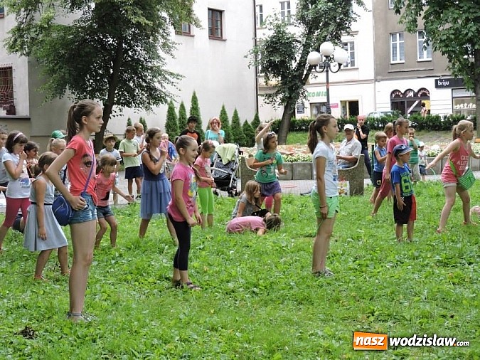 Zdjęcie w galerii na portalu naszwodzislaw.com: W parku miejskim zagrali w dawne gry i zabawy wiadomości z regionu