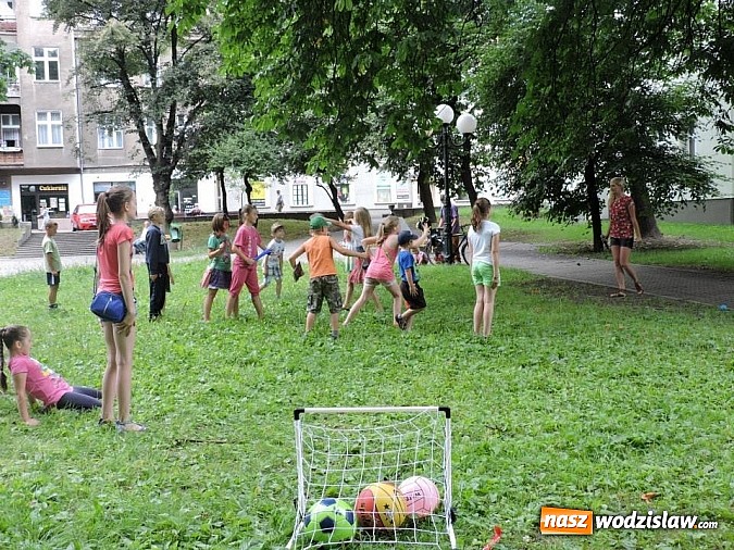 Zdjęcie w galerii na portalu naszwodzislaw.com: W parku miejskim zagrali w dawne gry i zabawy wiadomości z regionu