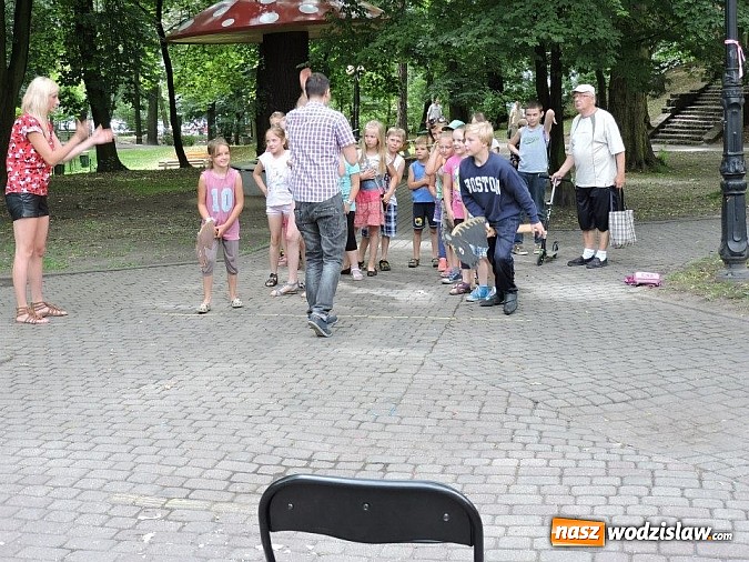 Zdjęcie w galerii na portalu naszwodzislaw.com: W parku miejskim zagrali w dawne gry i zabawy wiadomości z regionu