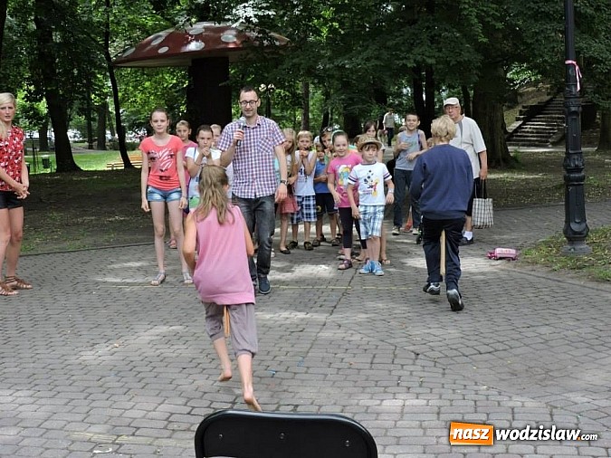 Zdjęcie w galerii na portalu naszwodzislaw.com: W parku miejskim zagrali w dawne gry i zabawy wiadomości z regionu