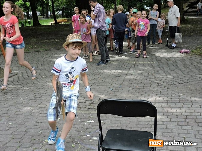 Zdjęcie w galerii na portalu naszwodzislaw.com: W parku miejskim zagrali w dawne gry i zabawy wiadomości z regionu