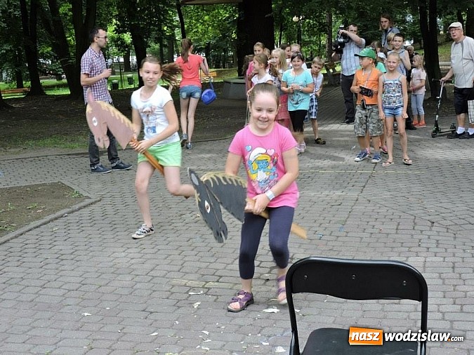 Zdjęcie w galerii na portalu naszwodzislaw.com: W parku miejskim zagrali w dawne gry i zabawy wiadomości z regionu