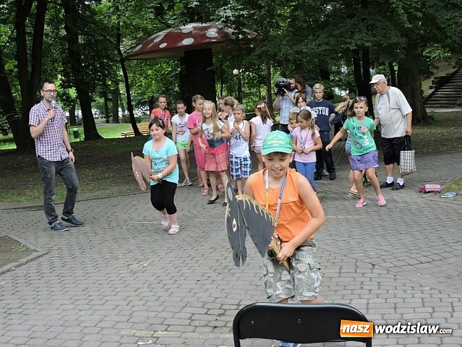 Zdjęcie w galerii na portalu naszwodzislaw.com: W parku miejskim zagrali w dawne gry i zabawy wiadomości z regionu