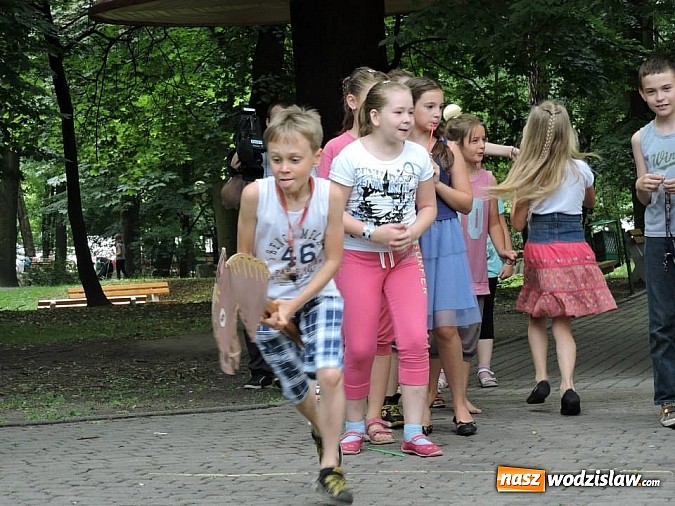 Zdjęcie w galerii na portalu naszwodzislaw.com: W parku miejskim zagrali w dawne gry i zabawy wiadomości z regionu