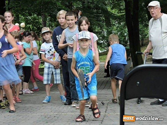 Zdjęcie w galerii na portalu naszwodzislaw.com: W parku miejskim zagrali w dawne gry i zabawy wiadomości z regionu