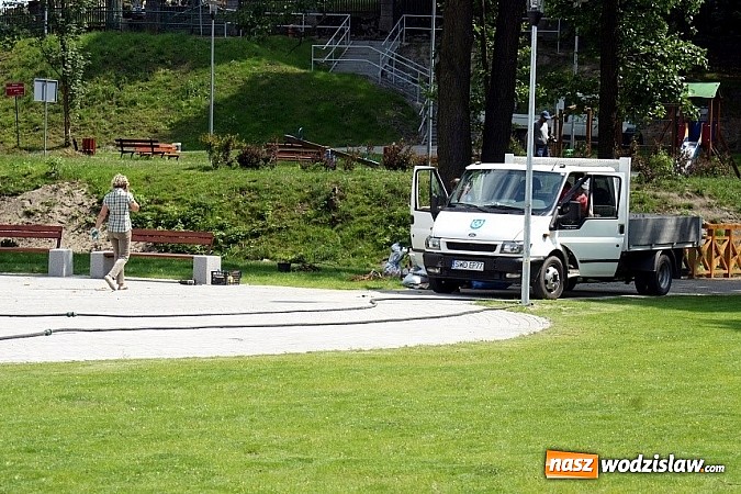 Zdjęcie w galerii na portalu naszwodzislaw.com: Park w Mszanie coraz piękniejszy - pracownicy urzędu gminy sadzili w nim krzewy i byliny  wiadomości z regionu