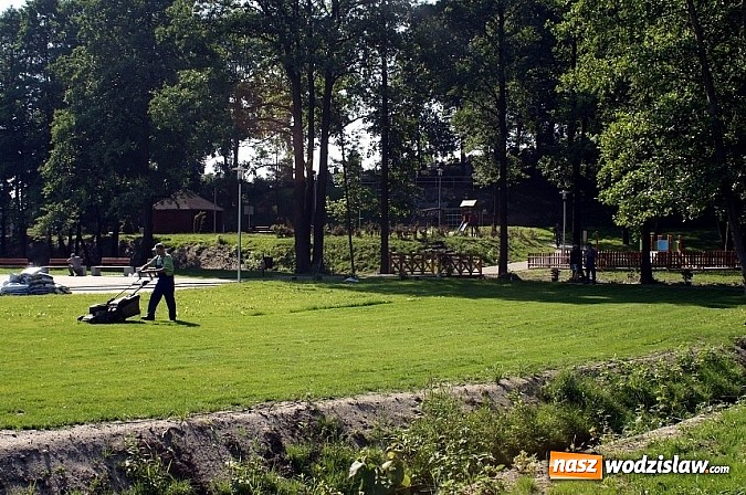 Zdjęcie w galerii na portalu naszwodzislaw.com: Park w Mszanie coraz piękniejszy - pracownicy urzędu gminy sadzili w nim krzewy i byliny  wiadomości z regionu