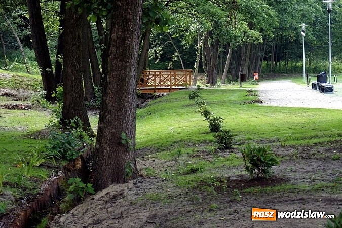 Zdjęcie w galerii na portalu naszwodzislaw.com: Park w Mszanie coraz piękniejszy - pracownicy urzędu gminy sadzili w nim krzewy i byliny  wiadomości z regionu