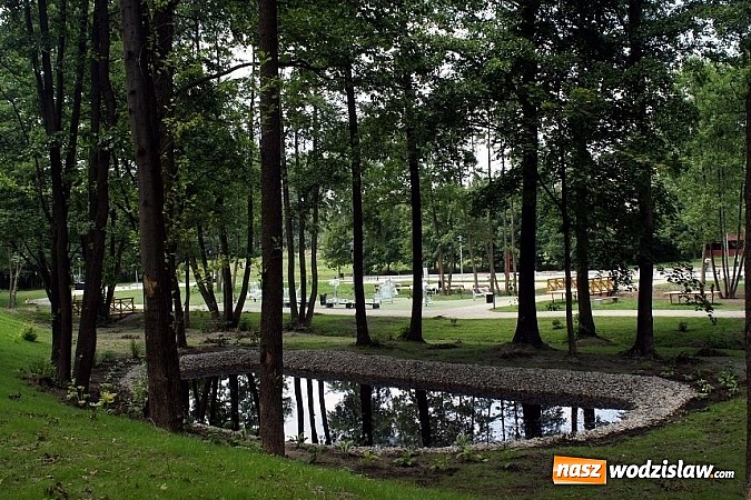 Zdjęcie w galerii na portalu naszwodzislaw.com: Park w Mszanie coraz piękniejszy - pracownicy urzędu gminy sadzili w nim krzewy i byliny  wiadomości z regionu