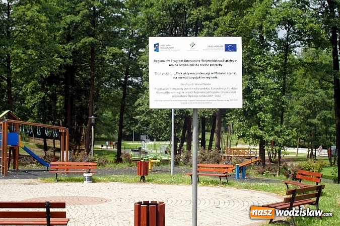 Zdjęcie w galerii na portalu naszwodzislaw.com: Park w Mszanie coraz piękniejszy - pracownicy urzędu gminy sadzili w nim krzewy i byliny  wiadomości z regionu